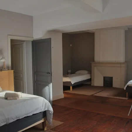 La Maison D'ailleurs בית נופש
