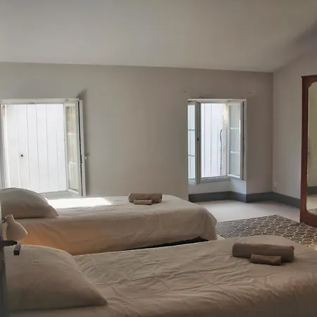 La Maison D'ailleurs בית נופש קונדום